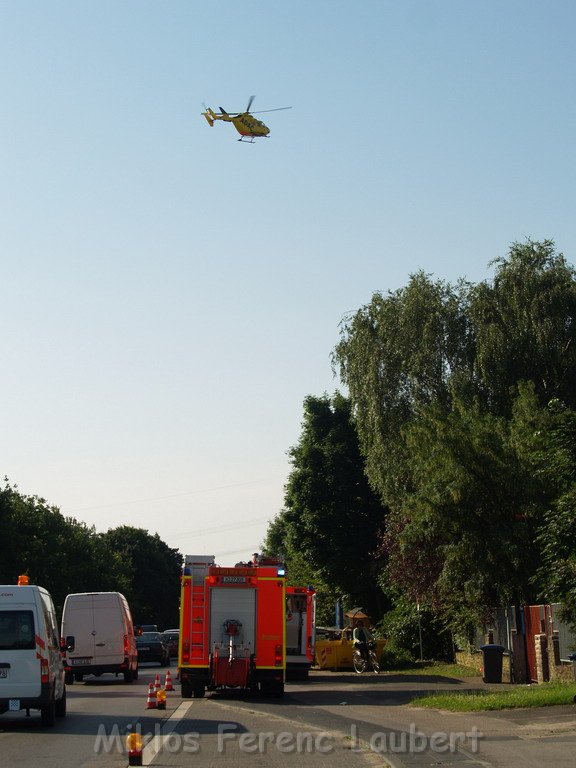 Kleinbagger umgestuerzt Koeln Porz Gremberghoven  P002.JPG